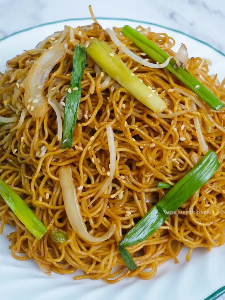 Soy sauce chow mein noodles