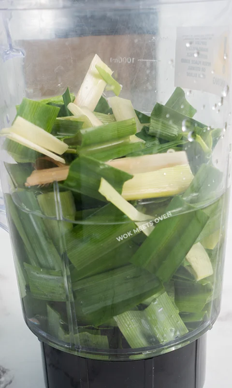 Adding pandan leaves into blender