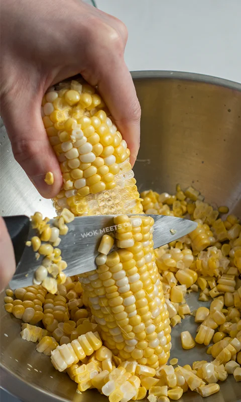 Cutting corn kernels from cob