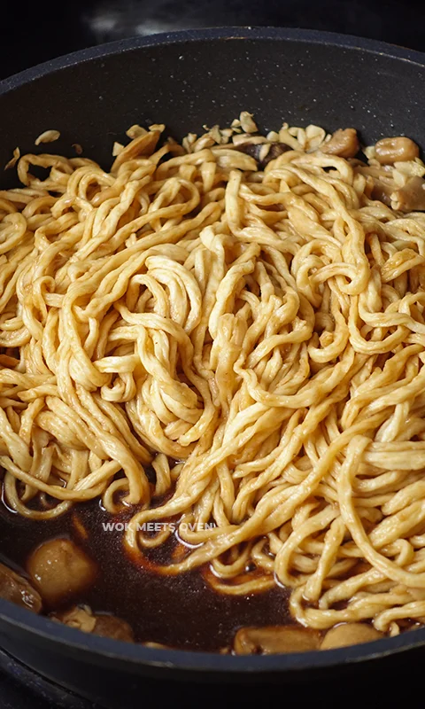 braising e-fu noodles