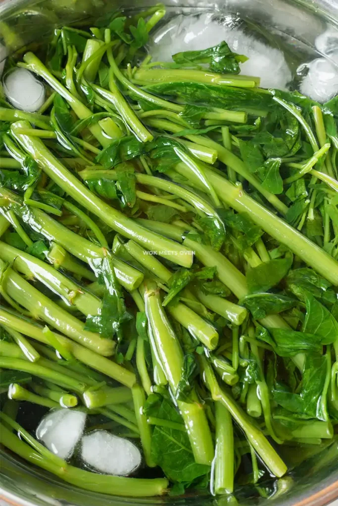 Giving ice bath to water spinach