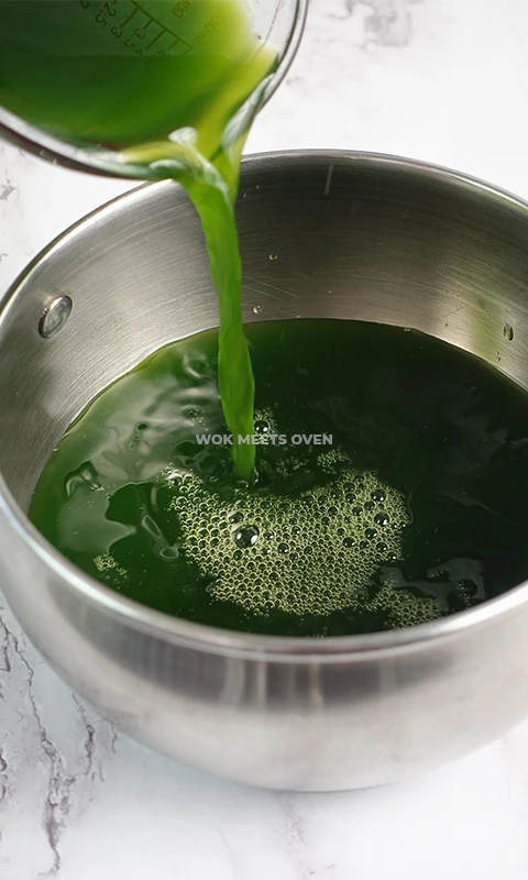 Pouring Pandan juice into saucepan
