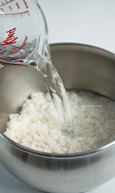 Adding in water into pot with glutinous rice
