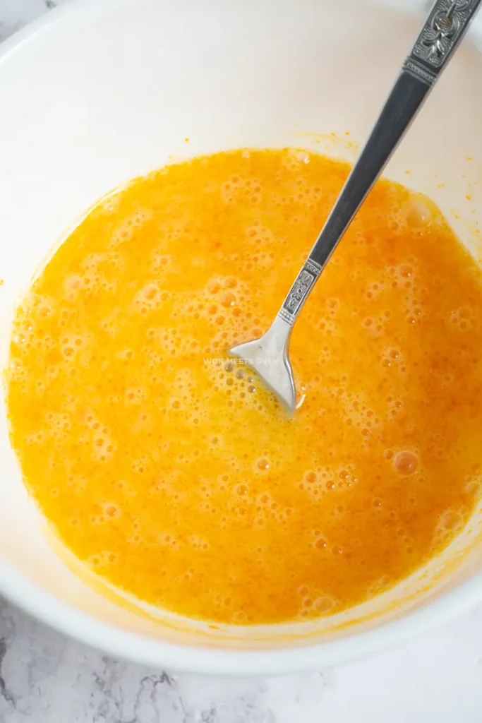Whisked eggs with annatto oil and sugar