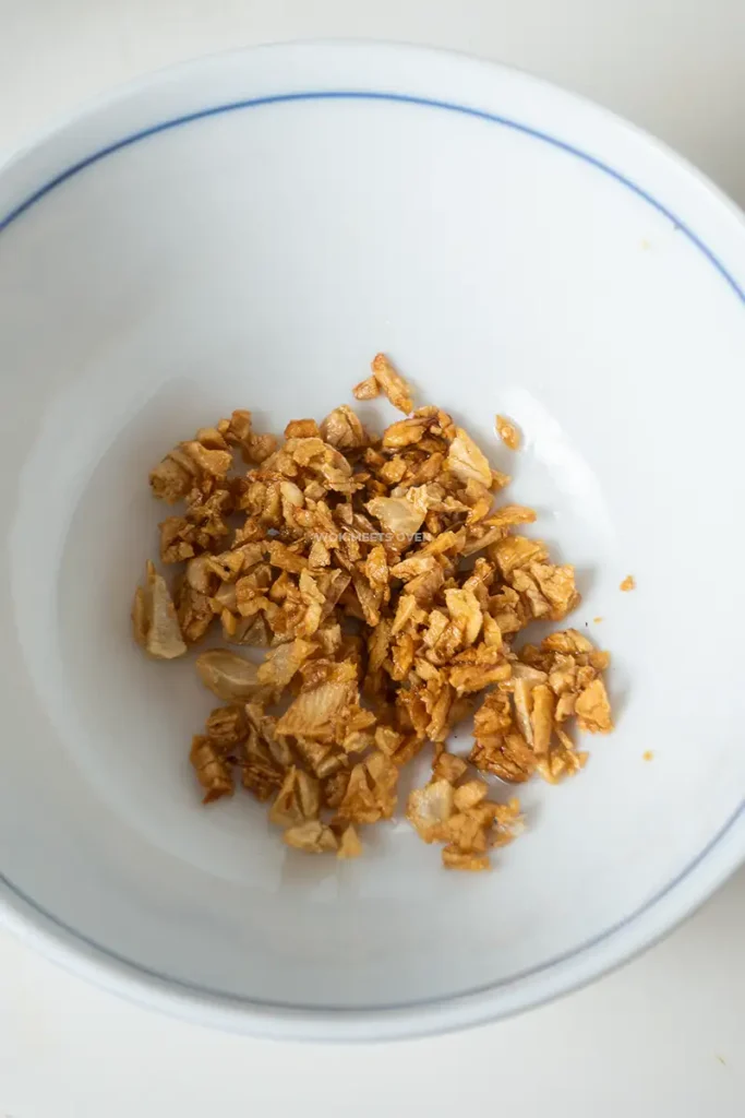 Fried garlic in bowl