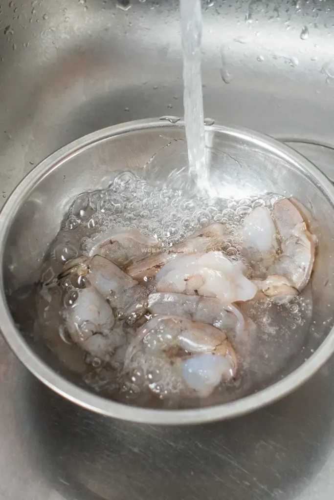 Washing off salt from shrimp