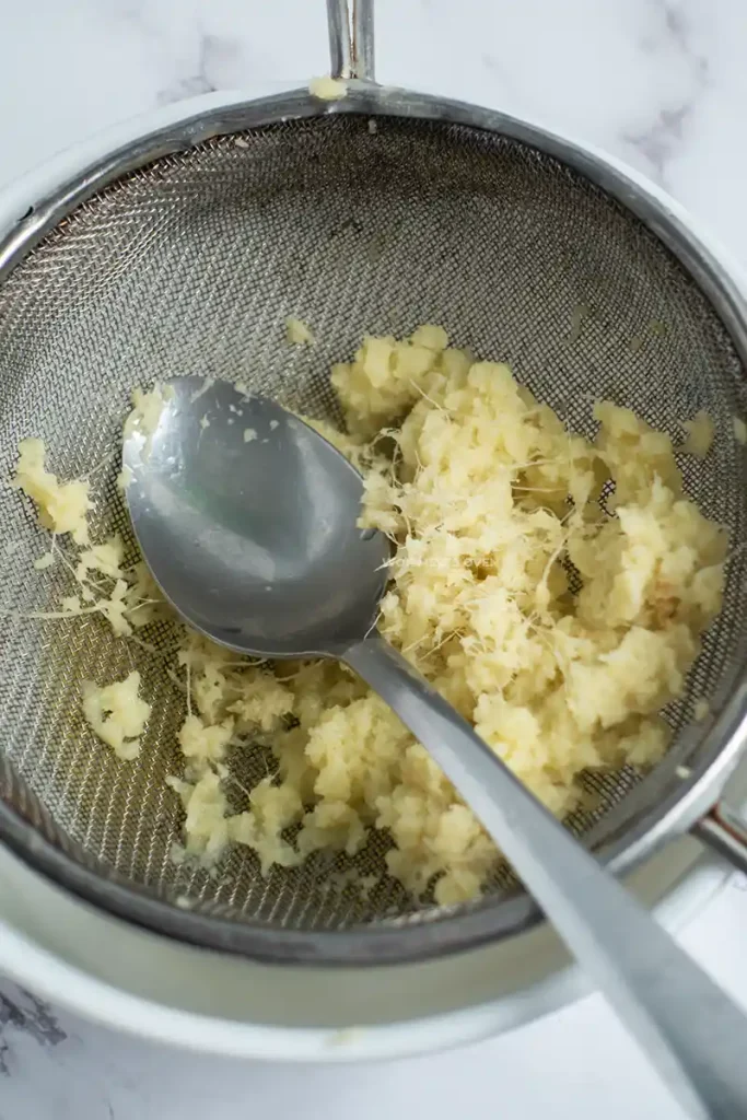 Squeezing out ginger juice