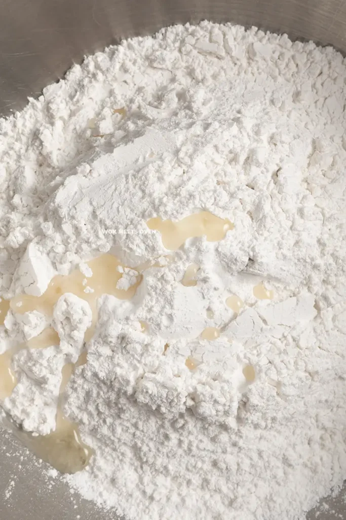 Flour with cooking oil in bowl