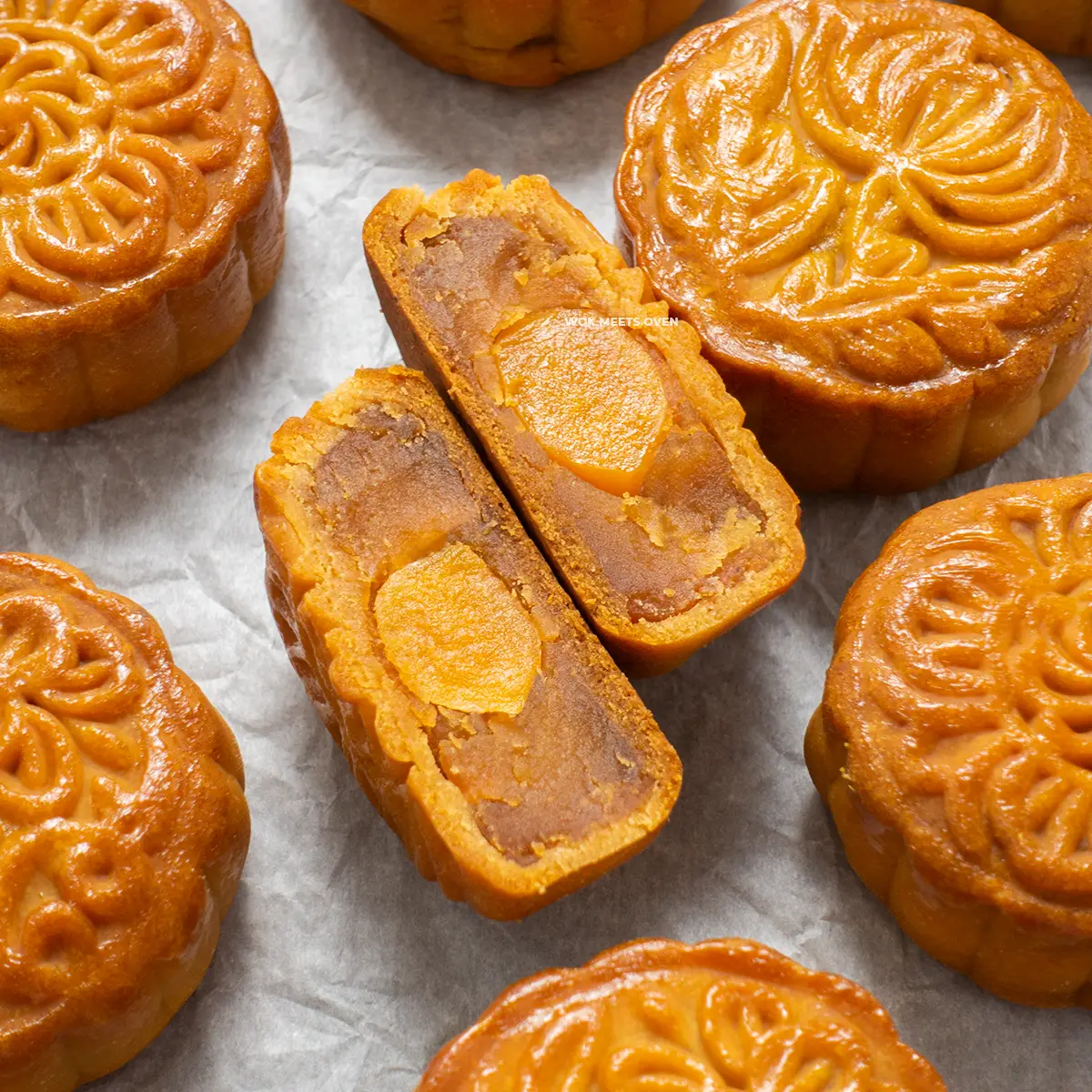 Featured image of lotus paste mooncake