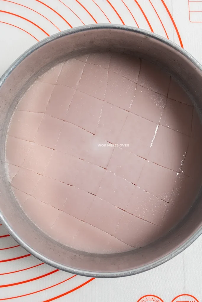 Making slices onto steamed snow skin dough