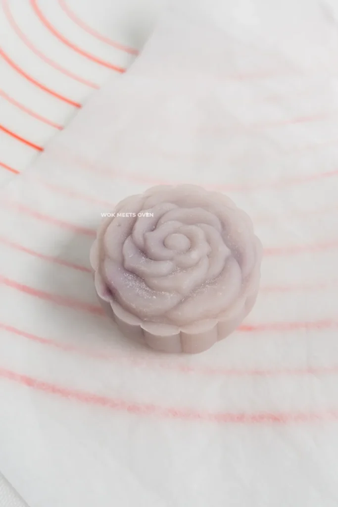 Finished molding 1 piece of moon cake