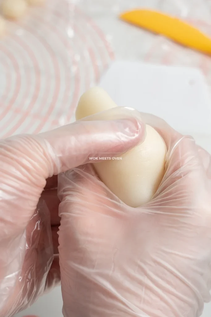 Shaping snow skin moon cake step 1