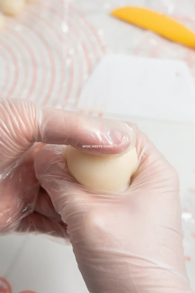 Shaping snow skin moon cake step 2