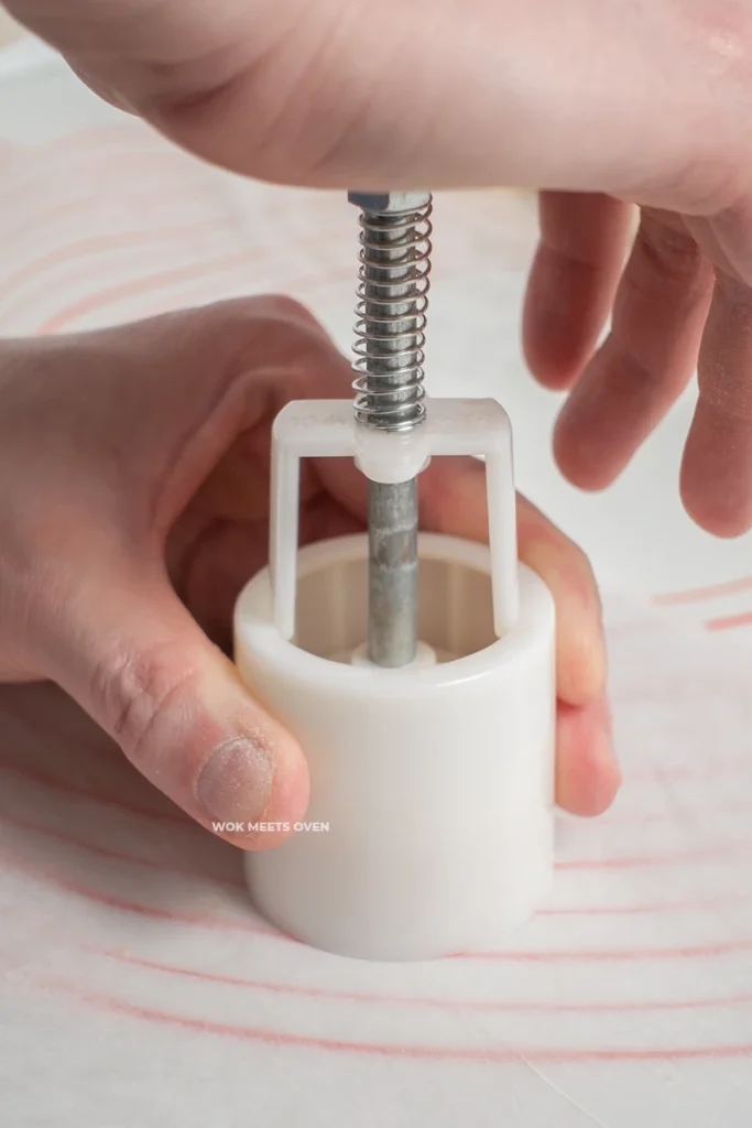 Molding snow skin moon cake