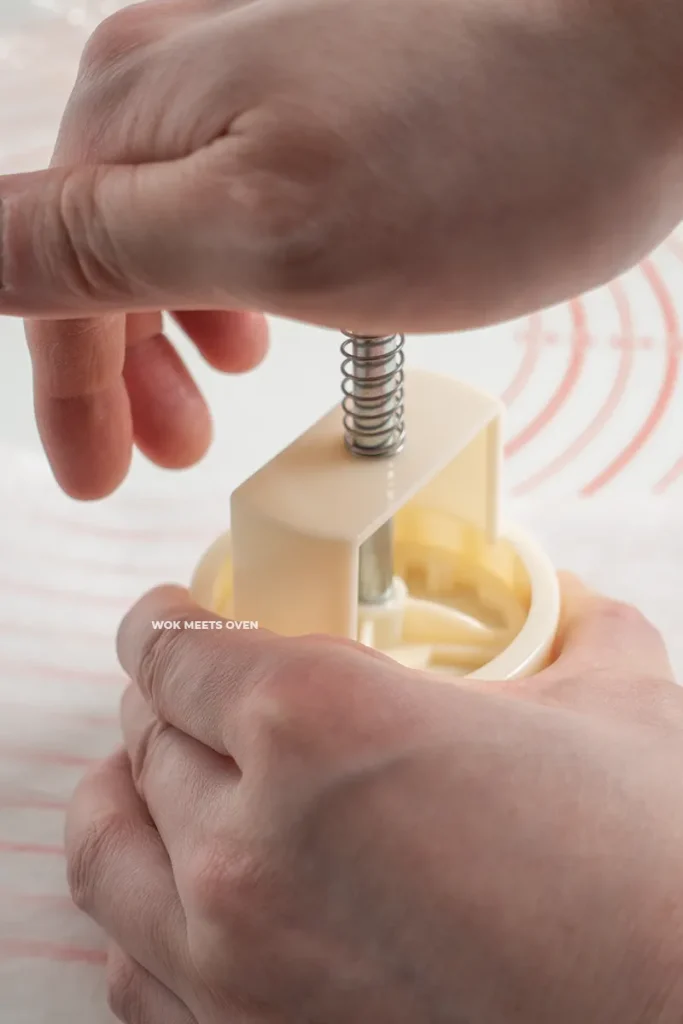 Pressing down on mooncake mold