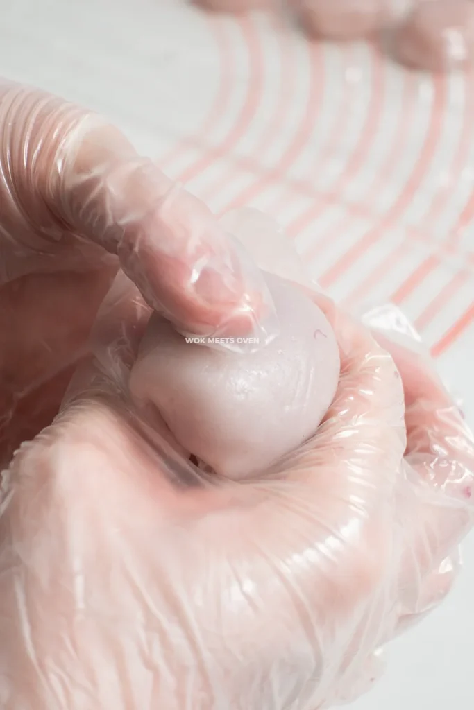Shaping the snow skin moon cake 1