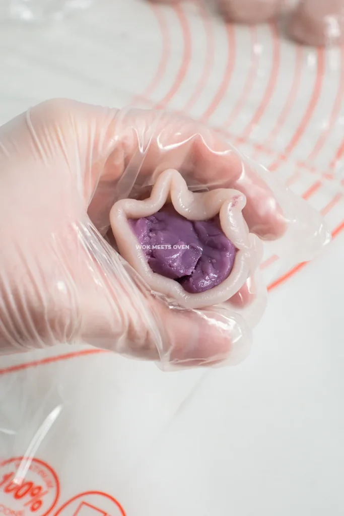 Shaping the snow skin moon cake 2