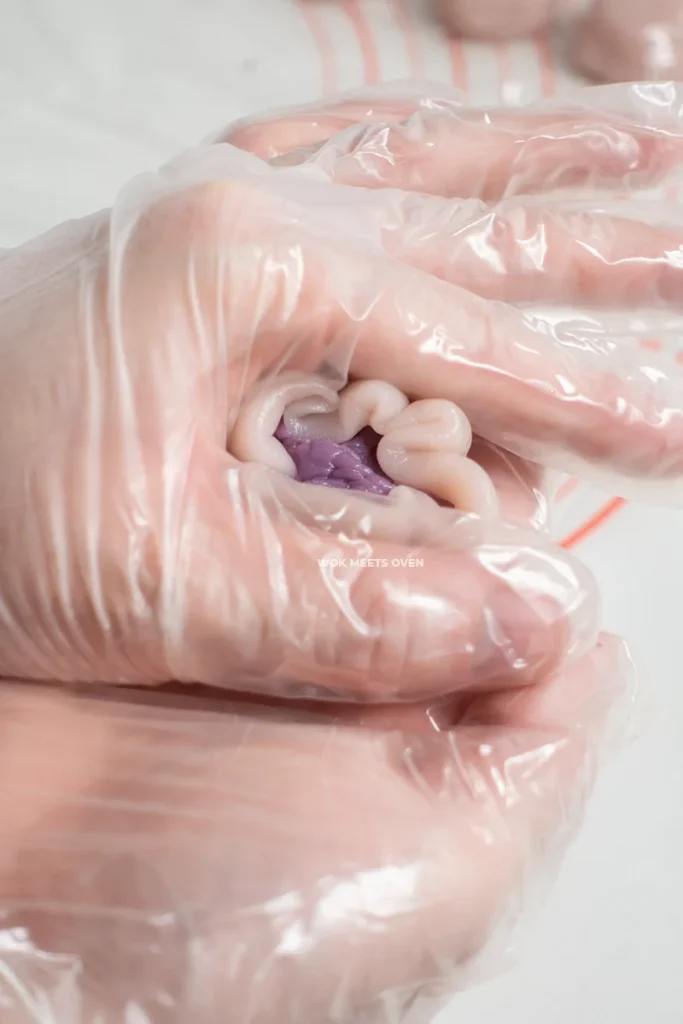 Shaping the snow skin moon cake 3