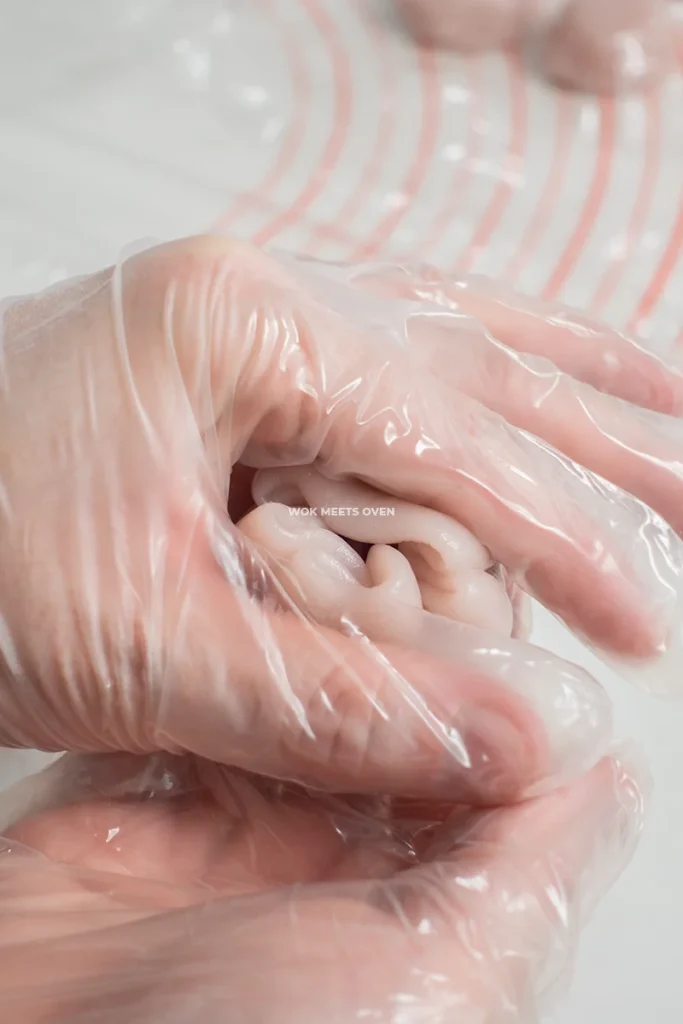 Shaping the snow skin moon cake 4