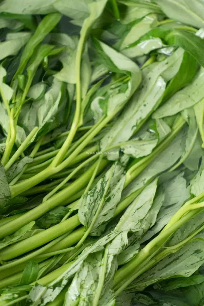 Soaking water spinach in water
