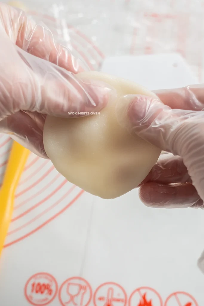 Spreading snow skin dough out