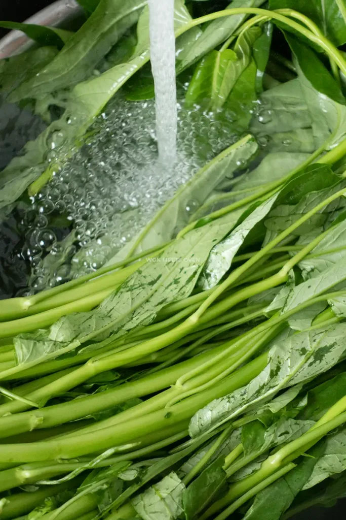 Washing water spinach