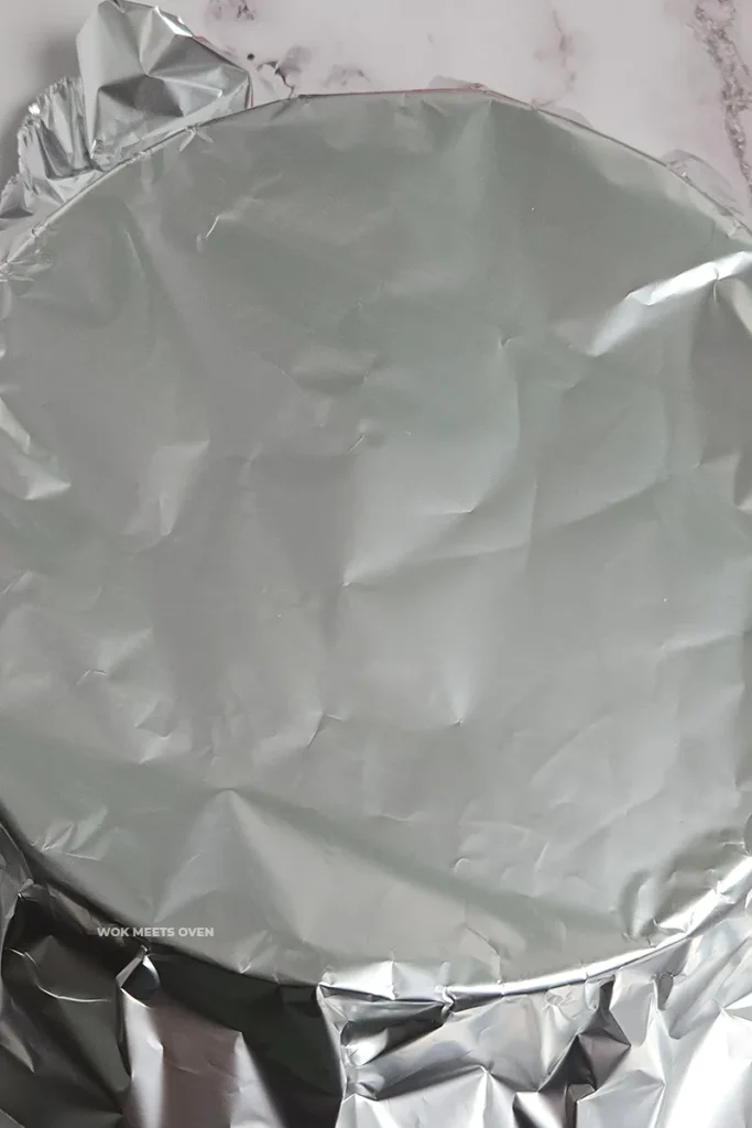 Covering pan with aluminum foil
