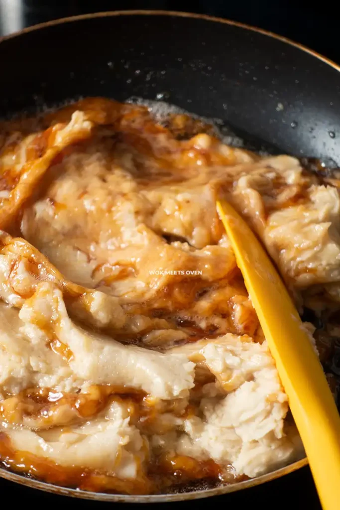 Mixing lotus paste with caramelized sugar and oil