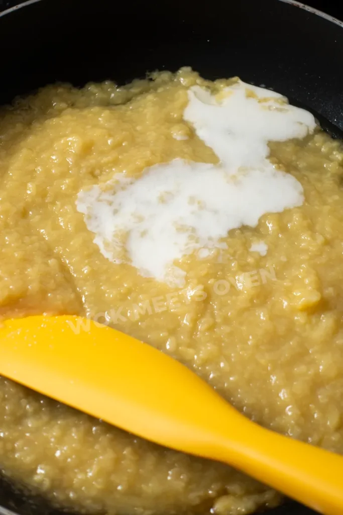 Adding in glutinous rice flour slurry to mung beans
