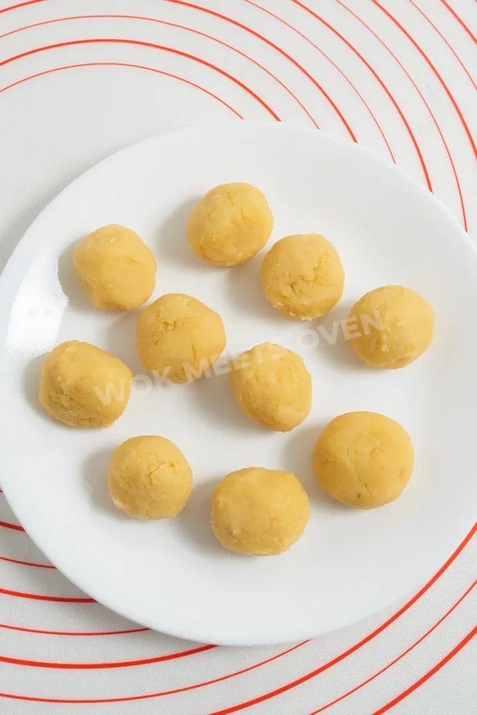 Mung bean filling rolled into balls