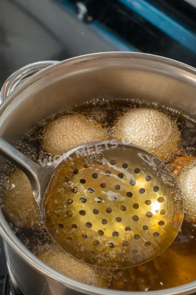 Strainer rolling around the sesame balls