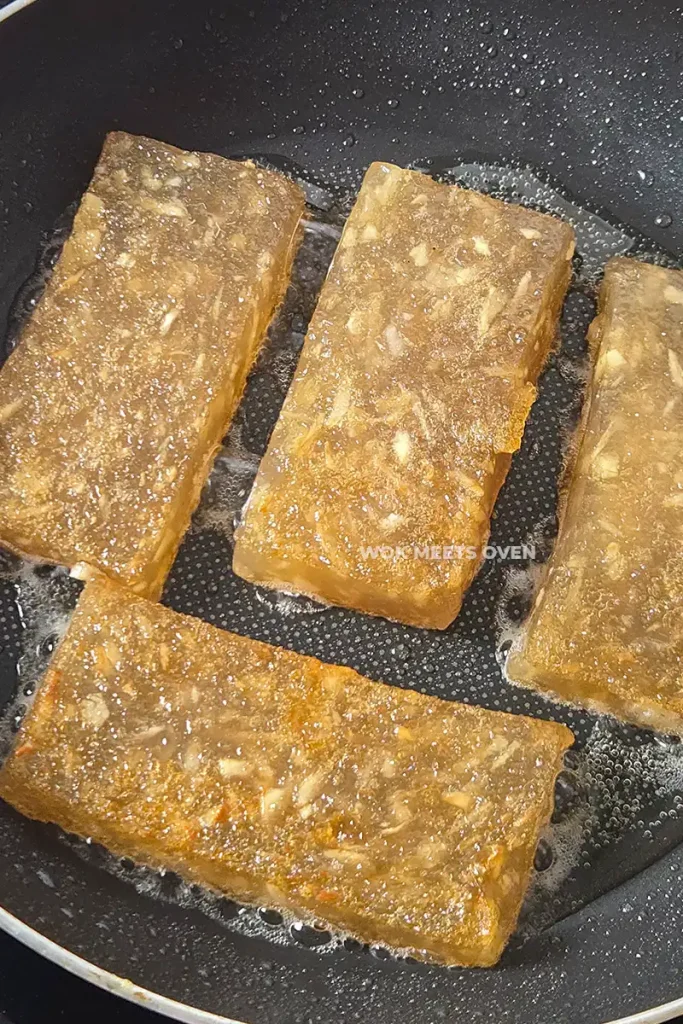 Finished pan-frying water chestnut cake