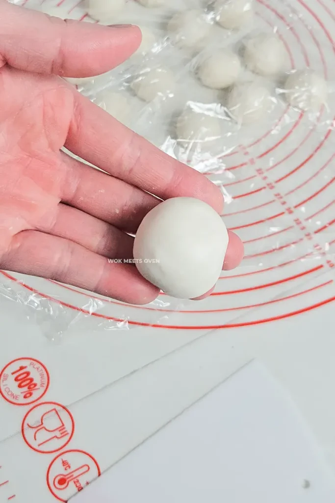 Finished shaping tang yuan