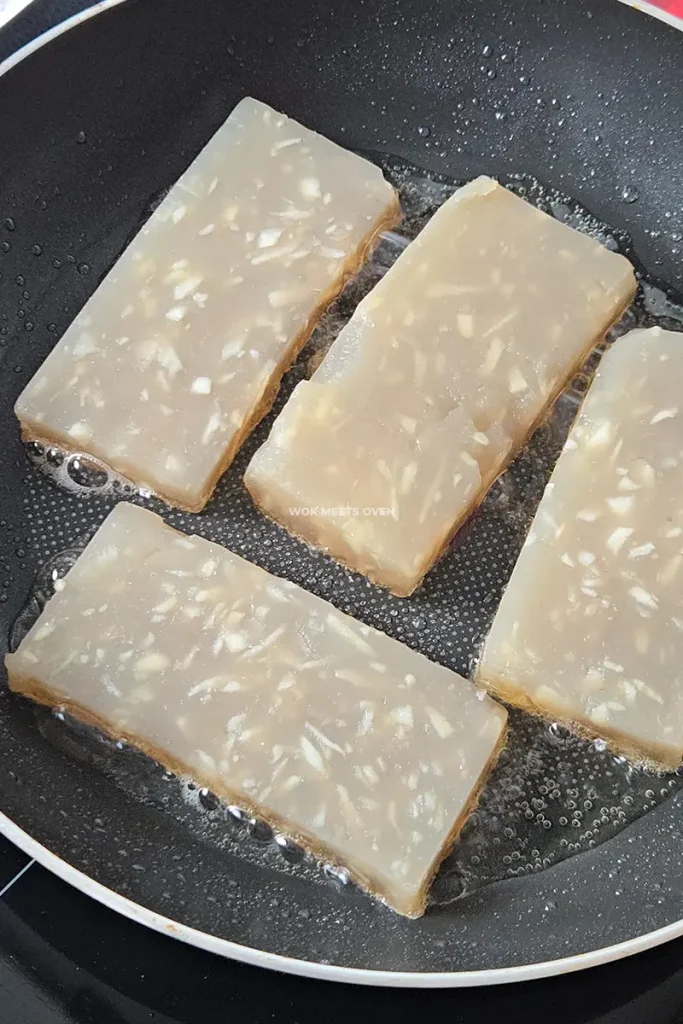 Pan-frying water chestnut cake