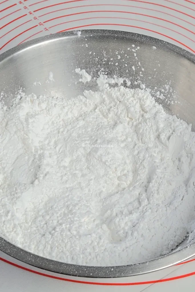 Glutinous rice flour mixed with lard in bowl